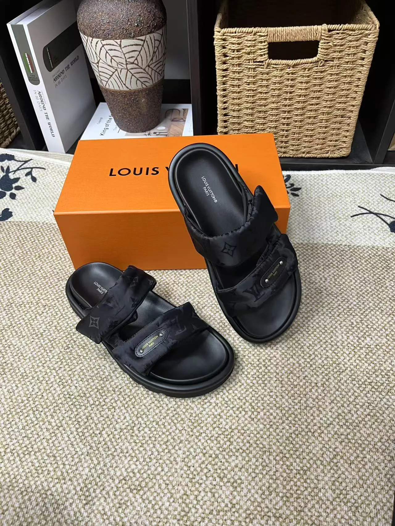 P340 yuan LV Louis Vuitton Full of high-end feel! A popular model among bloggers at home and abroad, it’s retro and fashionable, and looks stunning on your feet! Mainly recommended model on the official website★ ━━━━━ ЅᏇєєt ━━━━━ ▪️Upper: original calfskin ➕5D printing process ▪️Inner: imported mixed sheepskin ▪️Outsole: original molded foam outsole ▪️Size: Female 35-40 Men's 39-44 (women's 41 men's 45)